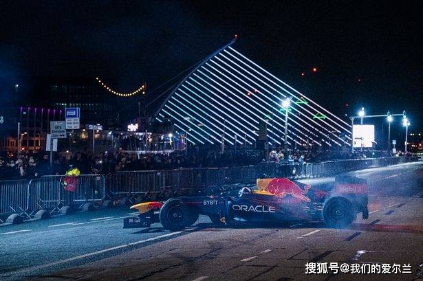 【图集】F1赛车手在都柏林船埠的出色演出让现场不雅寡血脉偾张