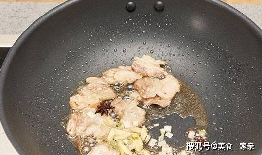 白菜炖豆腐到底是先放白菜仍是先放豆腐？