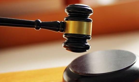 院判决，胡某的行为构成投放危险物质罪，判处有期徒刑三年，缓刑三年。