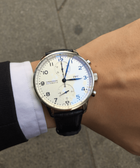 ��ҹ�����Һ�ɫ�۾�����ȴƫ����ɫ���̵����