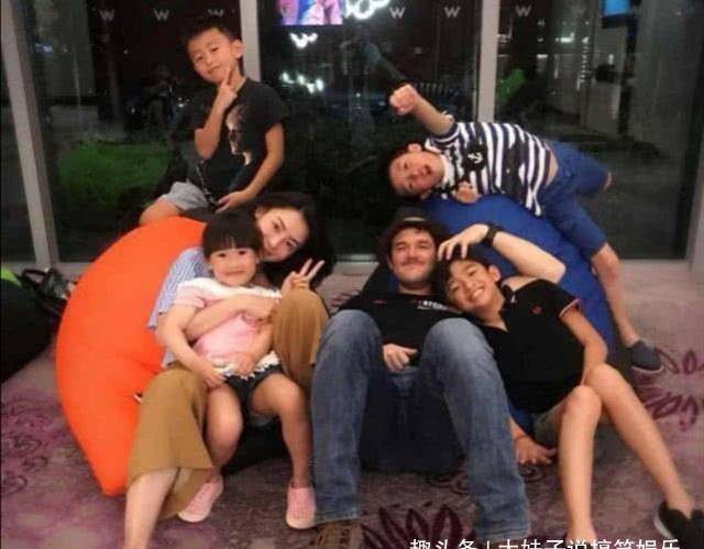 �������£�С��ϼ�������Ϲ�����ˮ�棬����һ�𿴻�С����