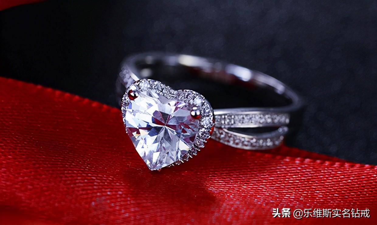 原创
            婚戒要买经典款式吗？都有哪些选 