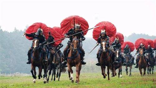 为啥日本武士要穿“史上最丑披风”？学者：是在模拟一种剧毒动物