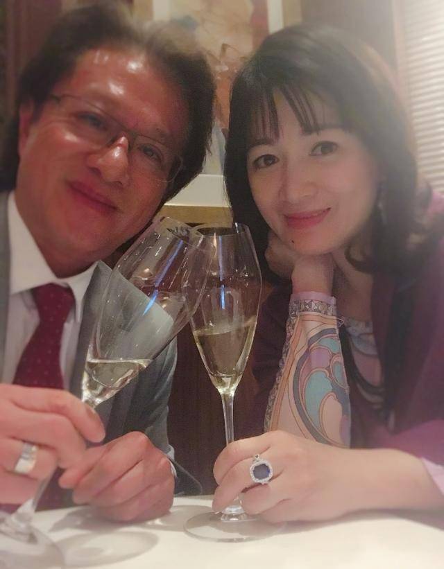 《鹿鼎记》双儿陈少霞庆贺成婚2周年，巨型蓝宝石戒指抢镜