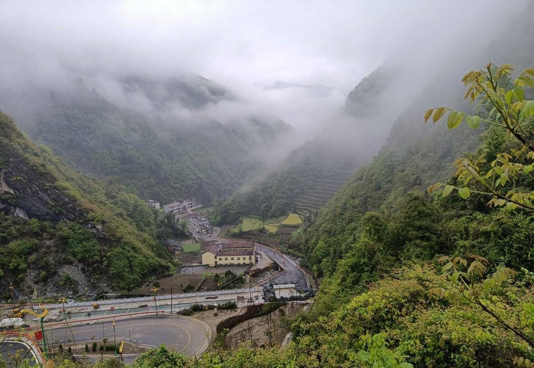 乘坐开往秦岭云烟深处的火车，抵达十里花海村子，仙气飘飘太美了