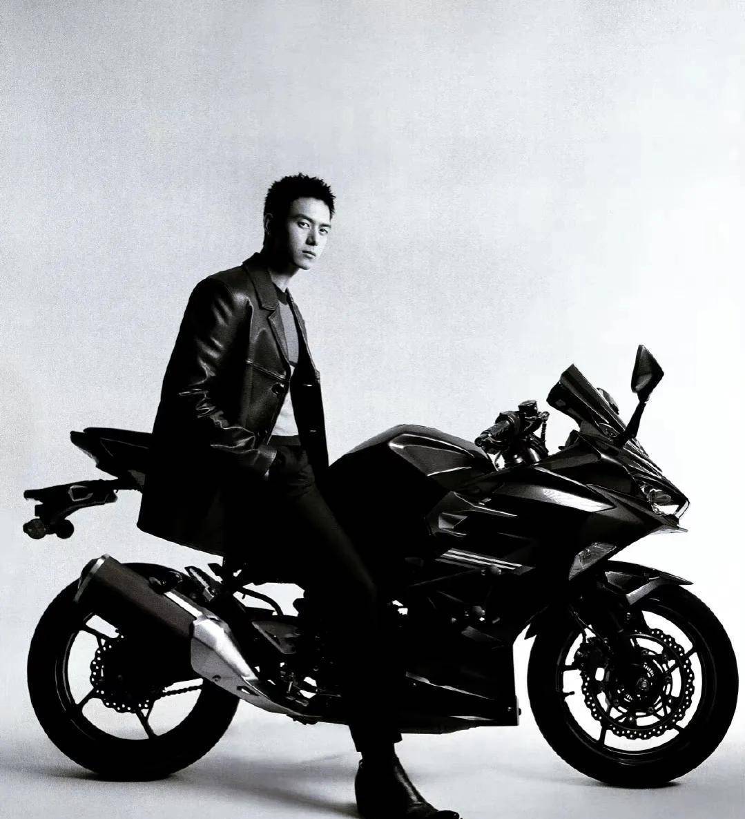 Prada���Ķ��Ʒ���������Ƭ����ɫ������