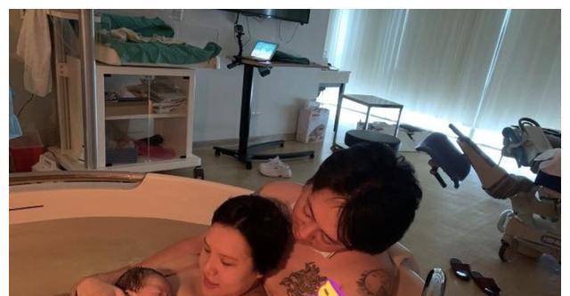 原创谢依霖和老公结婚3年抱2，好事成双，原来老公是自己身边的人
