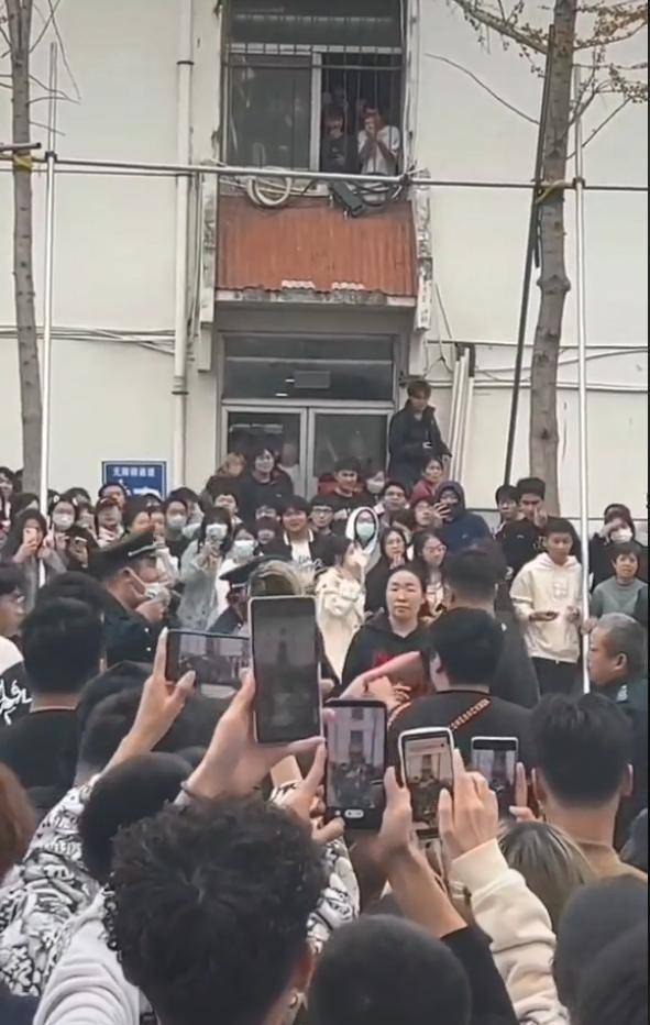 “为爱冲锋勇士”，当各人被那个汉子打动时，呈现如许2条神评论