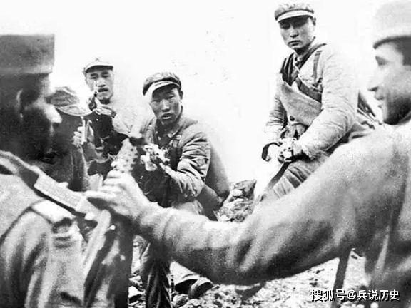 1962年对印还击，新兵一刀捅入印军胸膛，不意对方死活不松手！