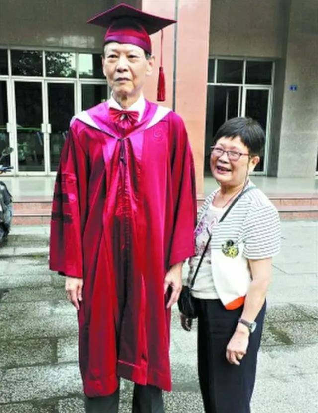 台湾老伯65岁学中医救爱妻，77岁治好本身肝癌，80岁被授予博士