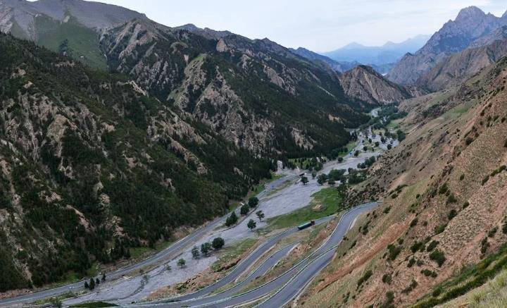 我们最“霸气”的公路，每年只时髦四个月，但去的人川流不息