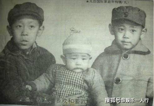 原创姜文三兄妹，同父同母不同命，哥哥是名导，妹妹却命途多舛