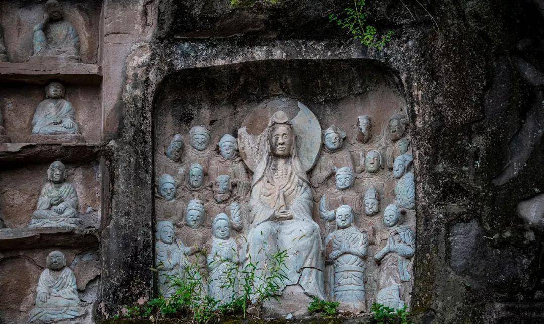 大佛凝望江水回转处已千年，泪流满面