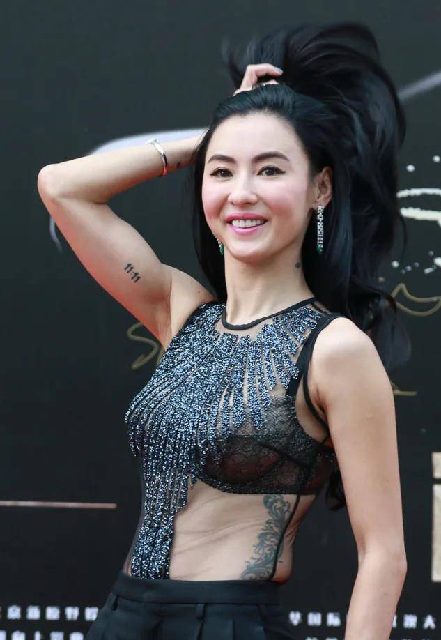 С��ϼ�����ˣ�һ��ˮ��ɫ����ȹ���е��ţ����ɺ�̺Cλ̫ ...