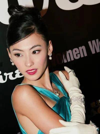 С��ϼ�����ˣ�һ��ˮ��ɫ����ȹ���е��ţ����ɺ�̺Cλ̫ ...