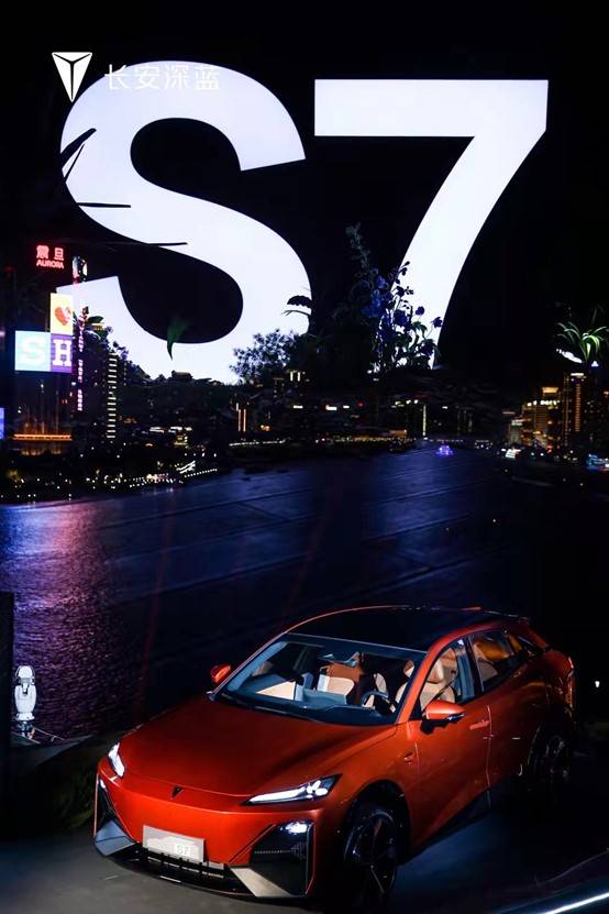 中国汽车首度亮相巴黎时装周，长安深蓝S7以共生之美演绎科技时尚魅力