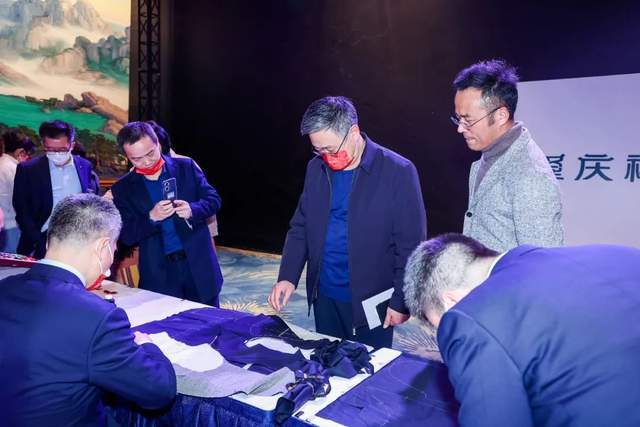 民族服装定制品牌隆庆祥2023春夏新品发布会“CQ9电子 CQ9传奇电子自由之境”圆满举行(图6)