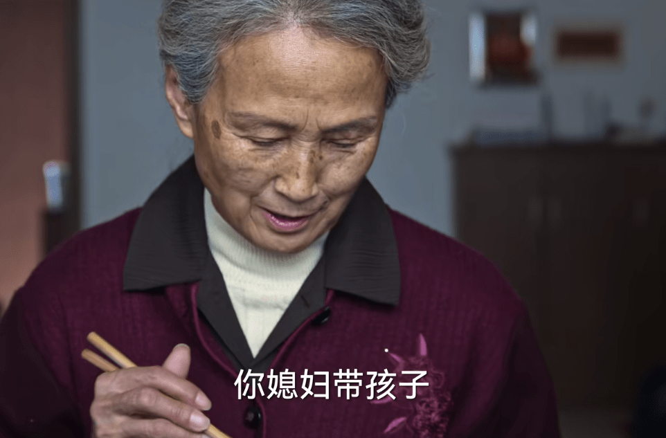 狂飙：婆婆不愿去养老院，她对孟钰的称呼，道出杨建15年来的隐忍