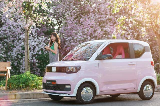 不止全球小型纯电汽车销量冠军，五菱宏光MINIEV更是100万家庭的选择