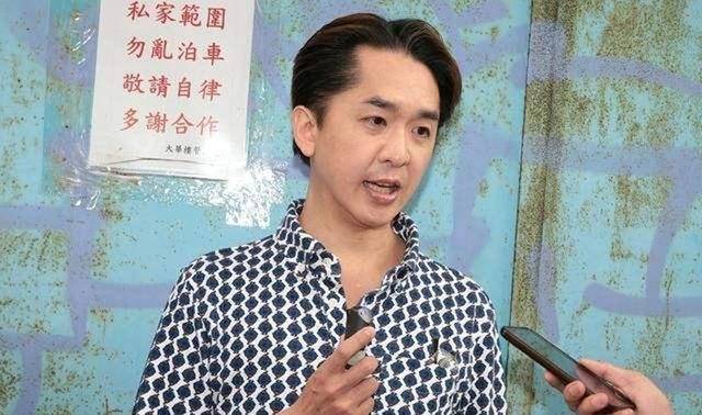 现代韦小宝陪新欢入院疑似当爹？3位女友协调相处，为公允不生娃