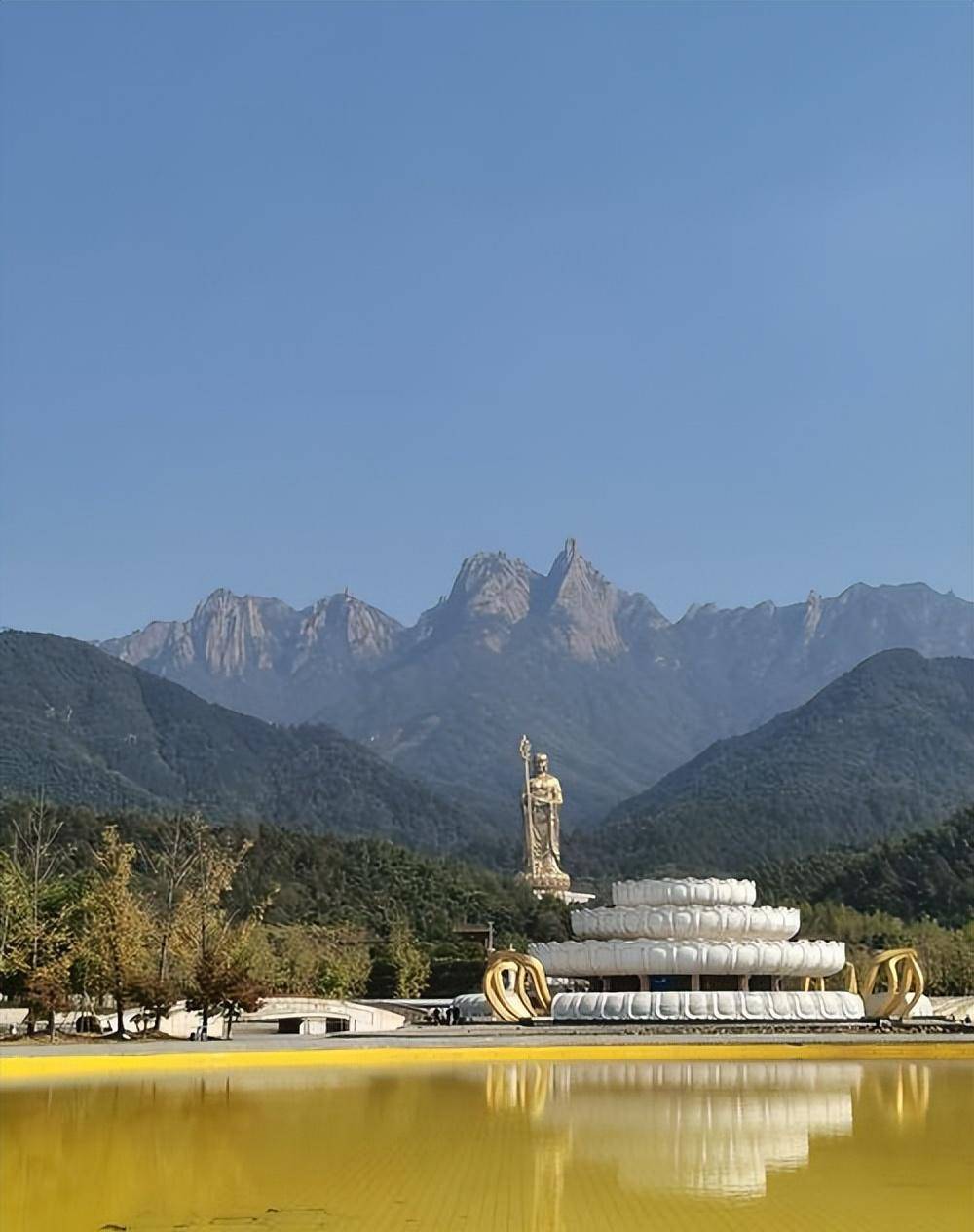 九华山九华山位于池州市是国家著名的旅游风景区，九华山也是地藏王菩萨