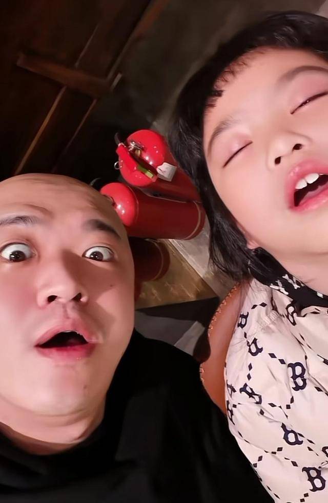 原创包文婧已原谅包贝尔，晒出合照比剪刀手，发文透露女方太懂事