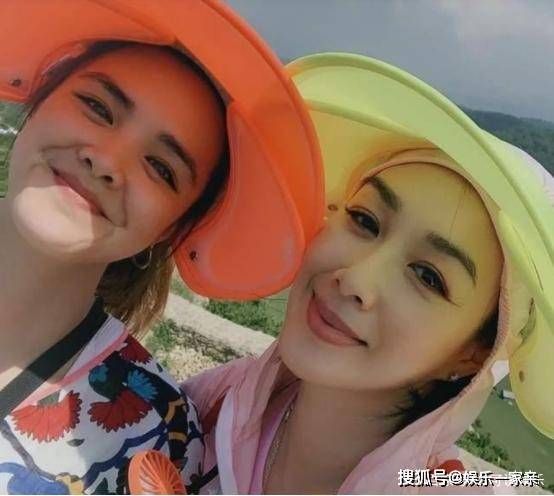 钟丽缇大女儿进入华裔蜜斯选美8强，混血五官尽显高级，气量极佳