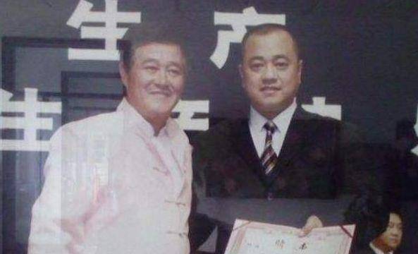 本是赵本山的保镳，被赵本山一手捧红，现在娶妻成人生赢家