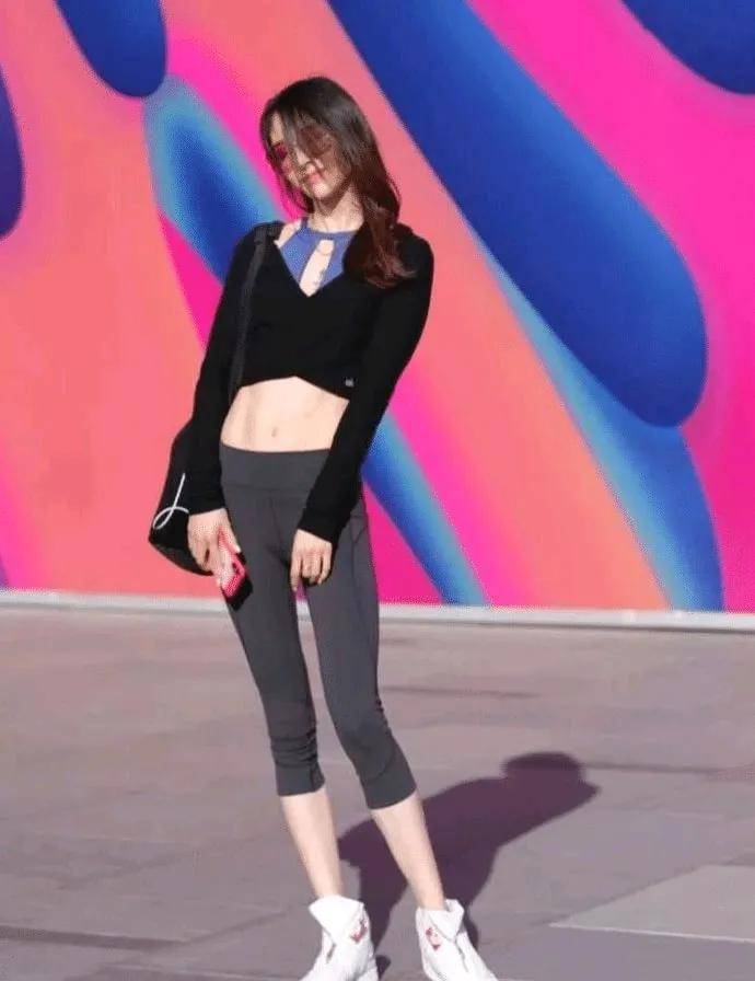 米乐M6 M6米乐瑜伽裤散发十足女人味彰显出众的形态和超高的人气(图1)