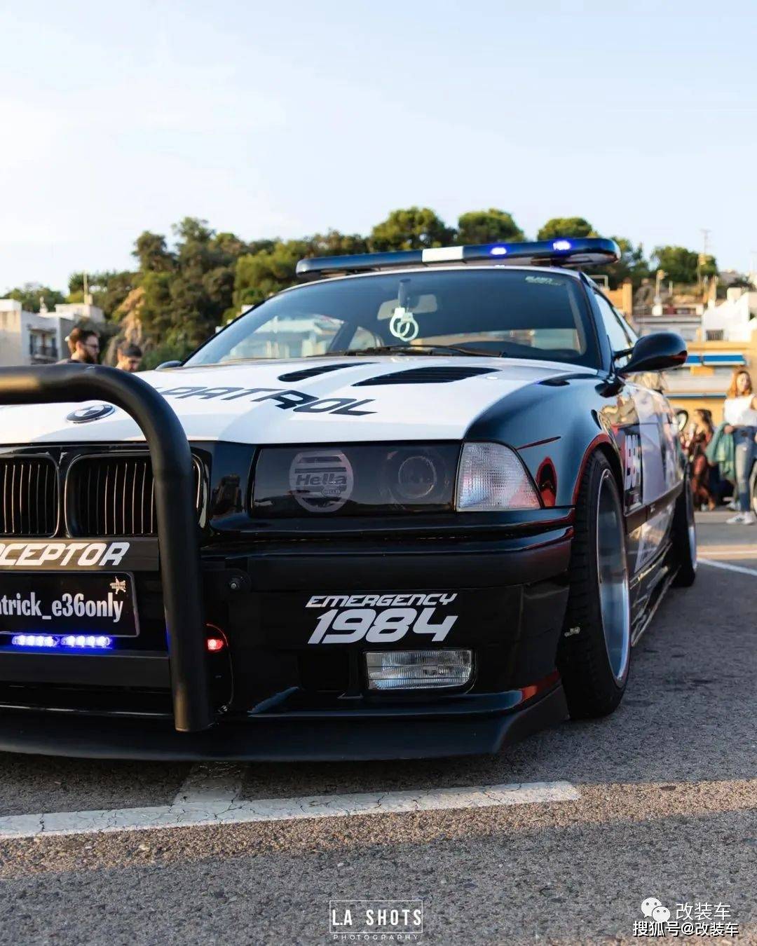 原创
                车友把宝马E36改成《极品飞车》里的警车，参与聚会贼有平安感