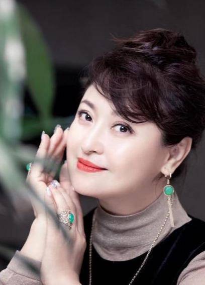 原创王路遥：加入万梓良婚姻后，又嫁百亿富豪，今50岁现状如何