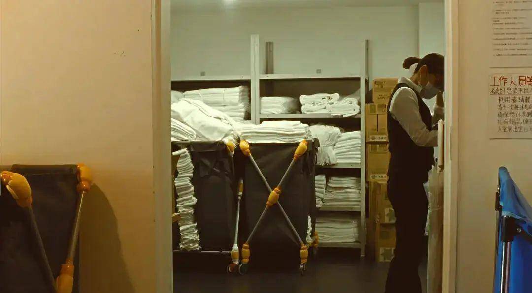 ���죬����һ��������Ů�Ե�Ӱ