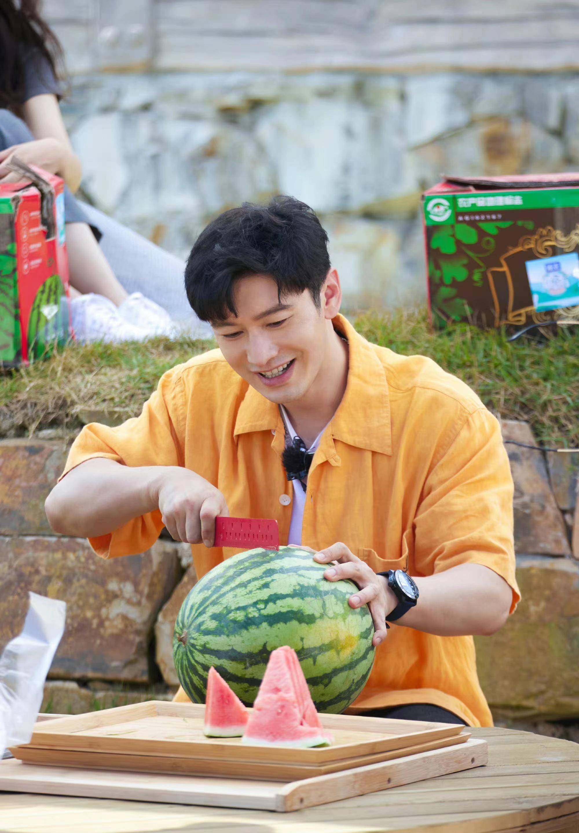 44岁黄晓明真年轻，穿橘黄色短袖衬衫录节目，清爽减龄不油腻