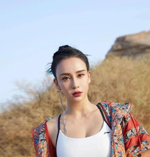 瑜伽女神母米乐M6 M6米乐其弥雅身体柔软又性感长相妩媚动人让人赞叹不绝(图3)