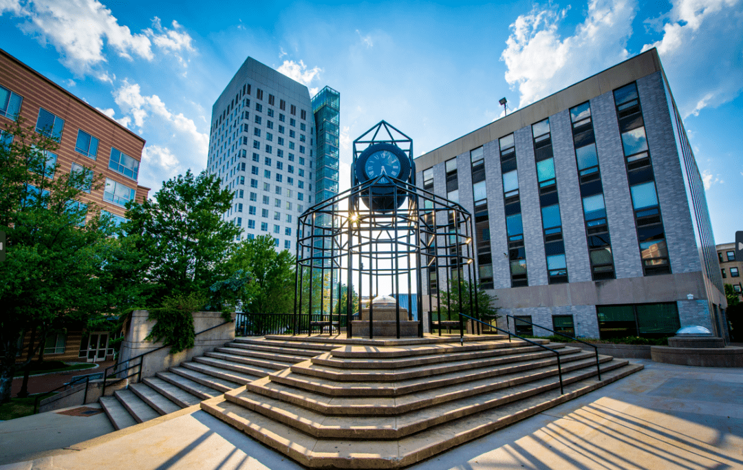 东北大学，是一所座落于美国东北部马萨诸塞州的波士顿市中心地区的私立