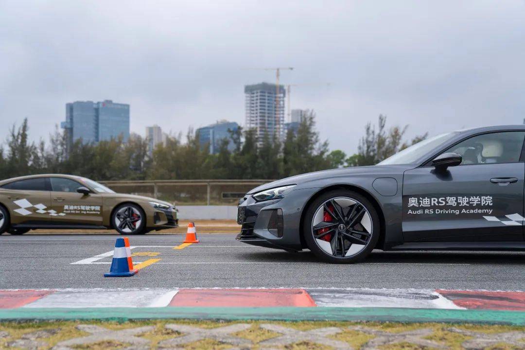 原创
                你离“专业车手”的间隔，只差一个奥迪RS驾驶学院