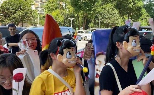原创宁静78岁父亲罕露面，状态年轻活力四射，与女儿同框似同龄人