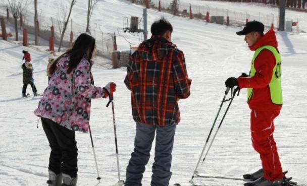 谈球吧体育冬天想去滑雪场玩？看完石家庄这家滑雪场的价目表网友：玩不起(图3)