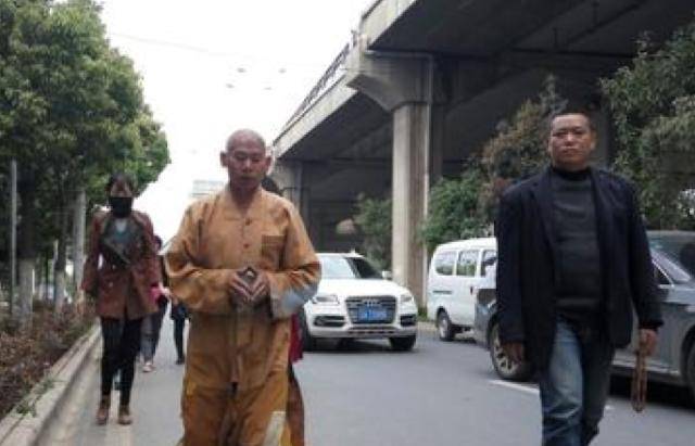 原创
            通慈法师：身穿百衲衣，三步一叩拜，苦行八年，只为心中大愿