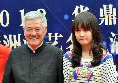 63岁赵大叔与女儿穿亲子拆，满头鹤发显衰老，却无惧寒凉吃雪糕