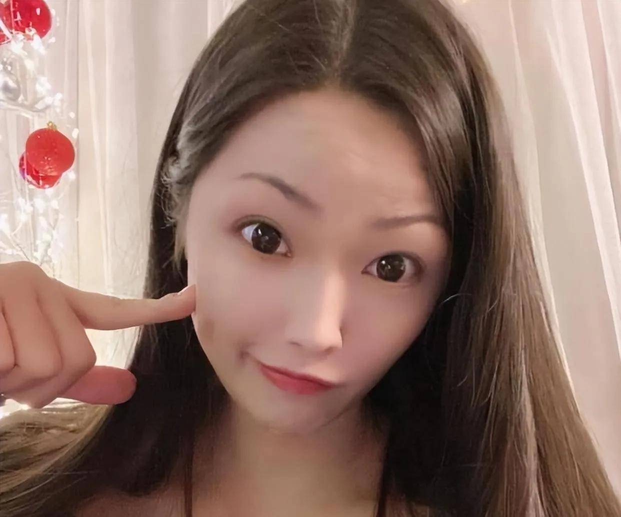 于这名小女友的年龄也众说纷纭，但可以肯定的是她年轻漂亮，富有才华。