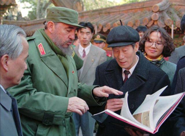 卡斯特罗访问中国：对烤鸭赞不绝口，图8向人民英雄纪念碑敬花圈