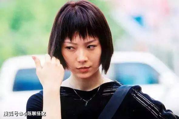 发美丽。不管是《新上海滩》中的“方艳云”；《铿锵玫瑰》中的女刑警；