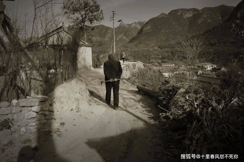 梦回故里，解读突然梦见已故村中长者的深层含义