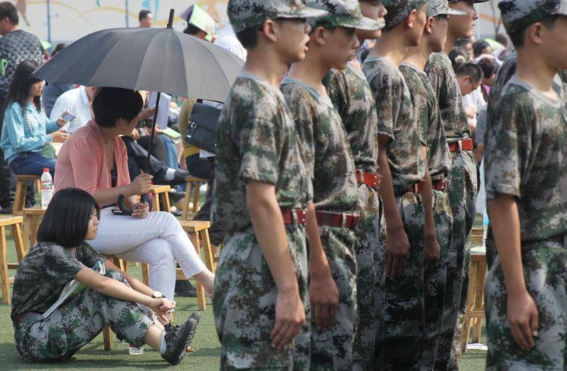 高校领导台上避雨却称：和学生们同站风雨中，被要求下台一同淋雨