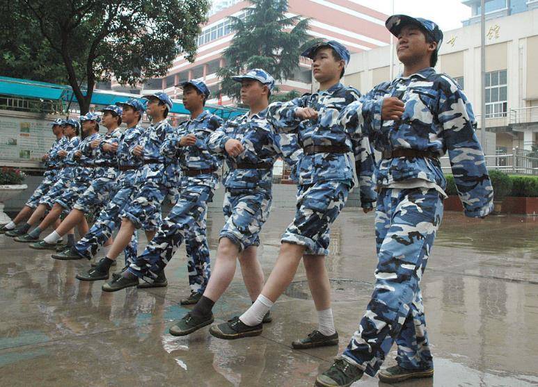 高校领导台上避雨却称：和学生们同站风雨中，被要求下台一同淋雨