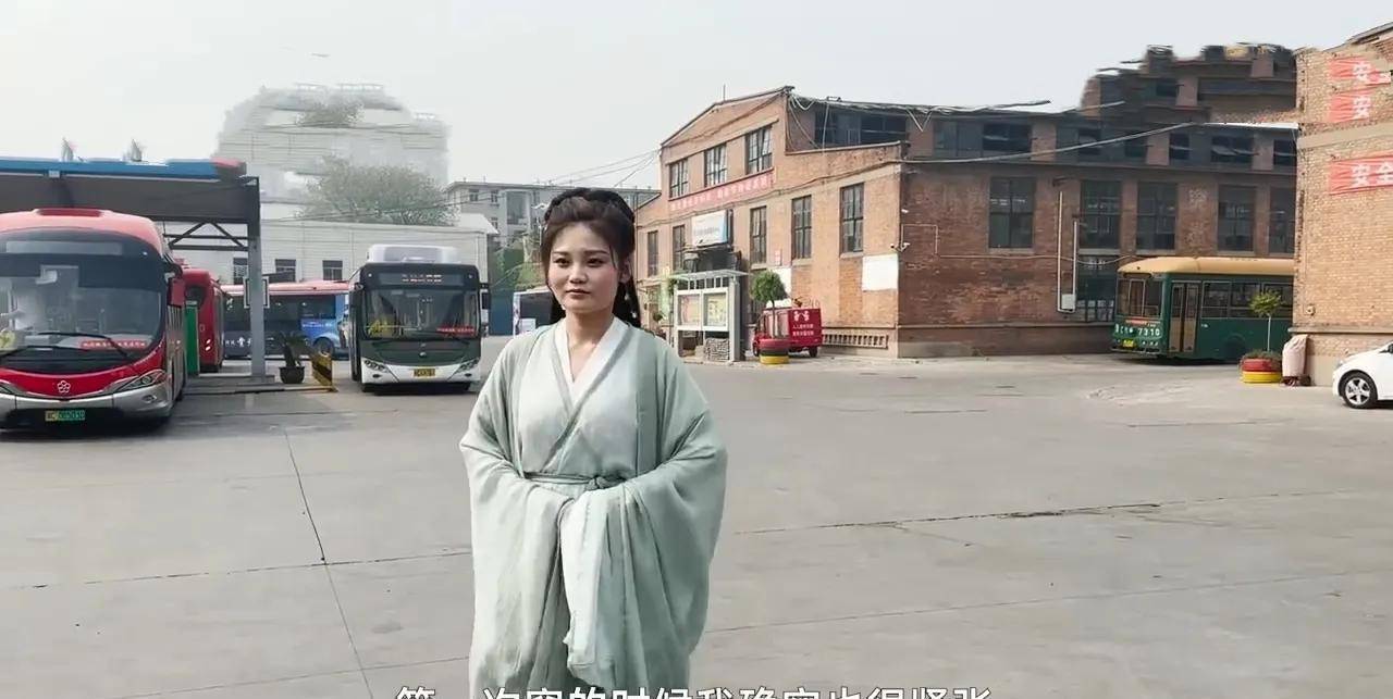 原创惊艳！90后女生穿汉服开公交，画面仙气十足，美到惊呆乘客！