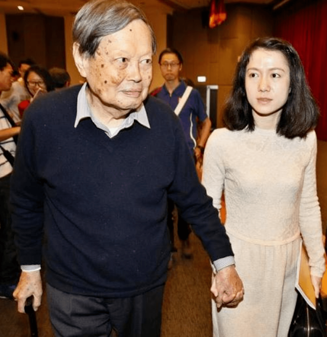 原创杨振宁一家四口同框！他比丈人大21岁翁帆像孙女，妈妈气质更优雅