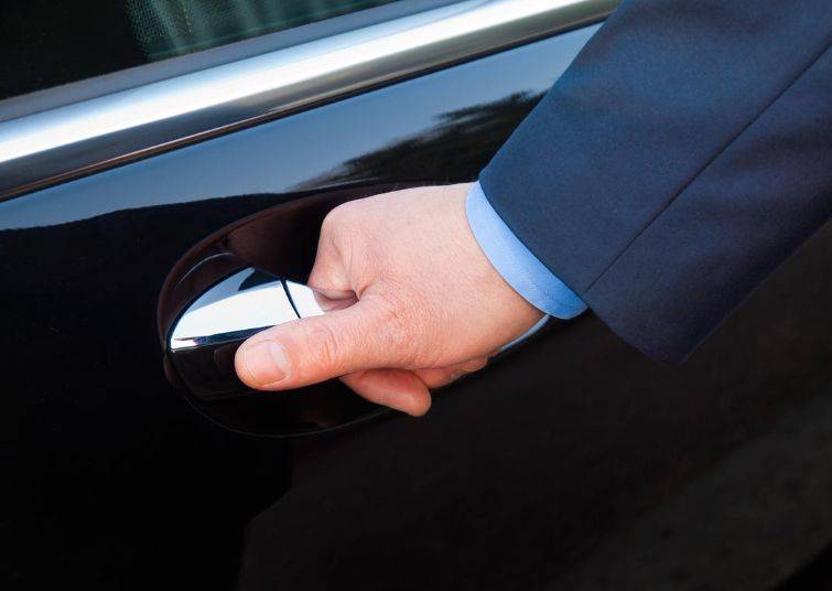 避免开车门出现意外的方法（一）