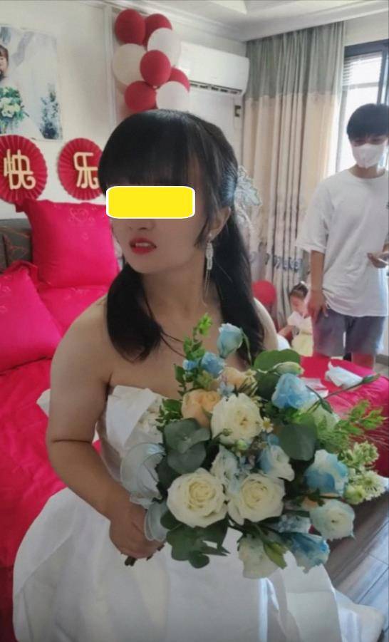 女子穿抹身材婚纱结婚精致打扮吸引视线网友：看着好尴尬BG真人(图5)